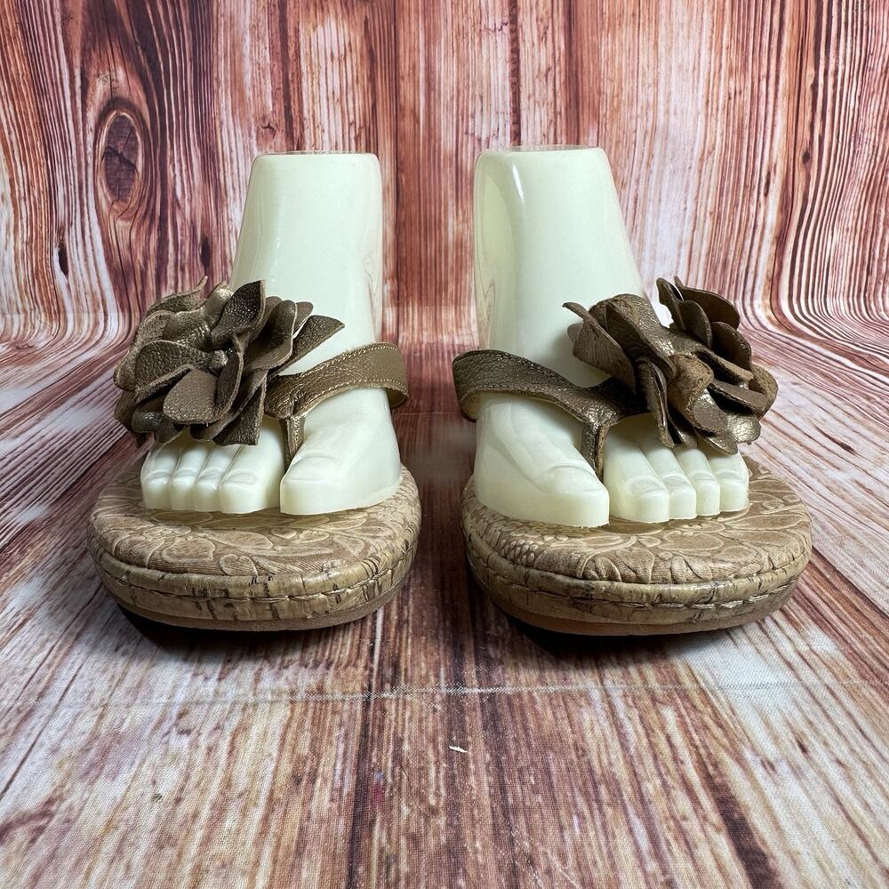 BOC Born Concept Size 8 Bronze Leather Floral Cork Low Wedge Thong Sandals Shoes - Picture 2 of 13
